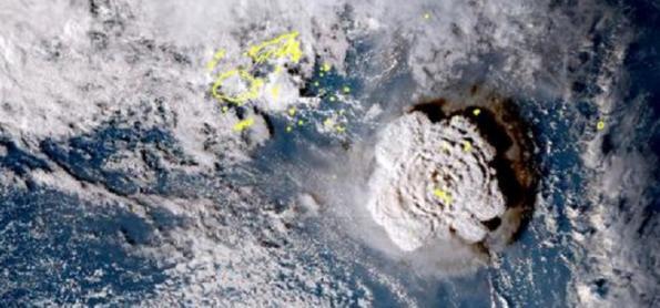 Tsunami atinge ilhas do Pacífico Sul após erupção de vulcão	