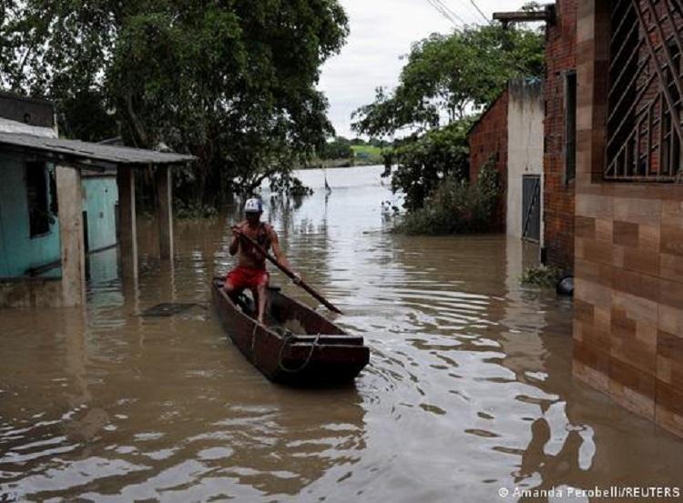 Foto: Amanda PerobelliREUTERS/Divulgação DW - chuva na Bahia em janeiro de 2022