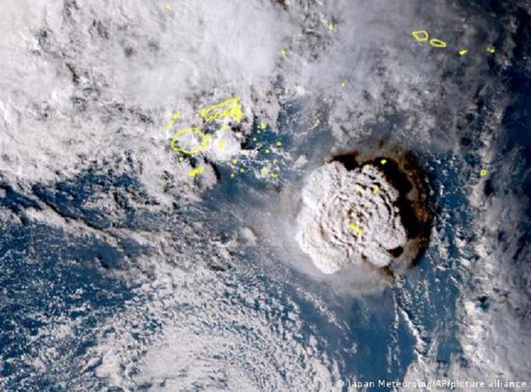Imagem de satélite mostra erupção de vulcão que provocou tsunami no Pacífico Sul Imagem de satélite mostra erupção de vulcão que provocou tsunami no Pacífico Sul