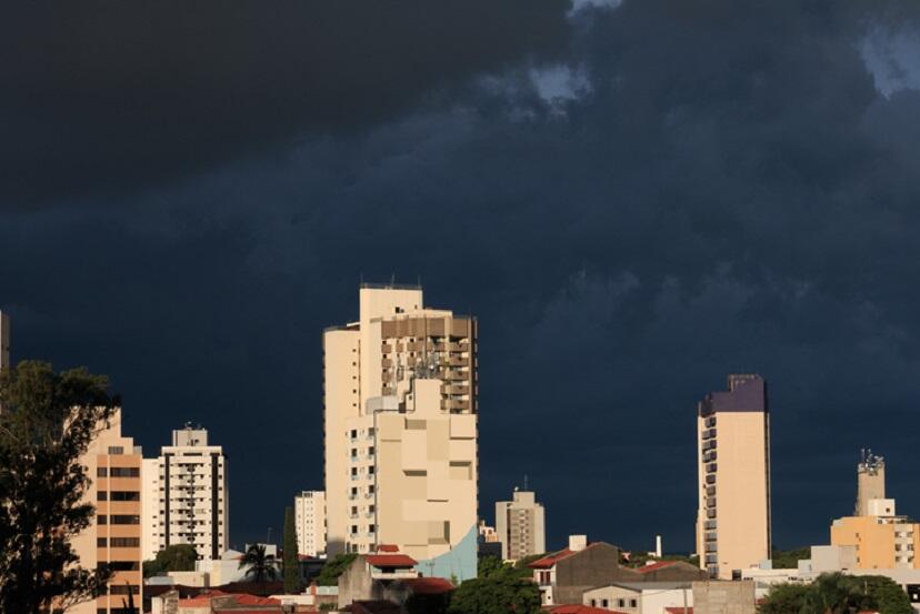 Frente fria muda o tempo em SP neste domingo - Notícias Climatempo