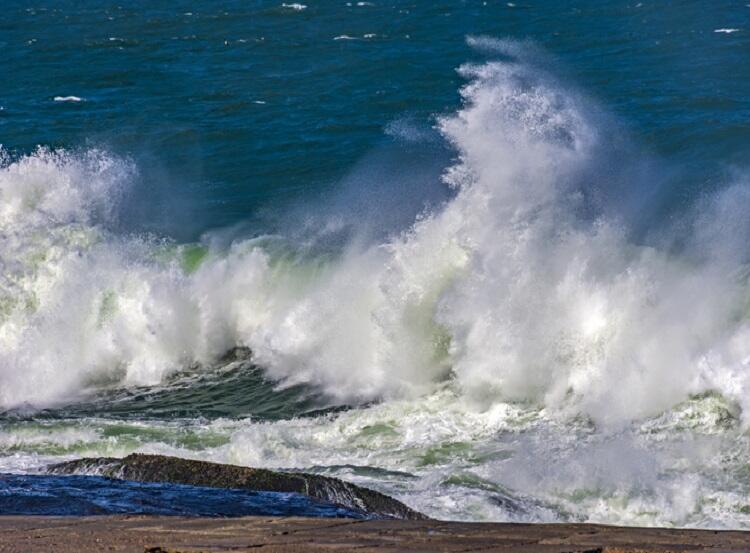 Com ventos fortes e mar agitado na Baía de Todos-os-Santos, ondas