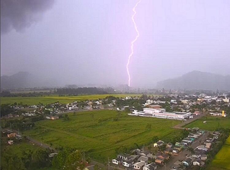 Domingo amanhece garoando e previsão é de chuva em todo Estado