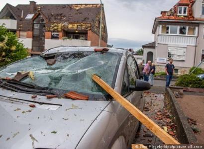 Em Paderborn, árvores e outras estruturas atingiram carros que estavam na rua