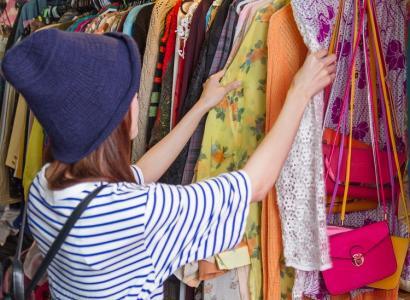 Comprar roupas em brechós é uma atitude sustentável (Foto: Getty Imagens)