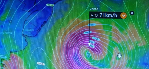 Grande ciclone extratropical agita o mar no Sul e no Sudeste