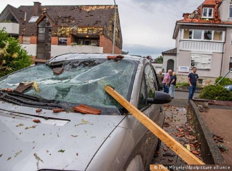 Em Paderborn, árvores e outras estruturas atingiram carros que estavam na rua	