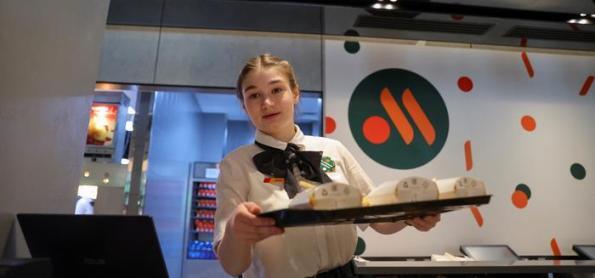 Substituto russo do McDonalds abre primeiras lojas