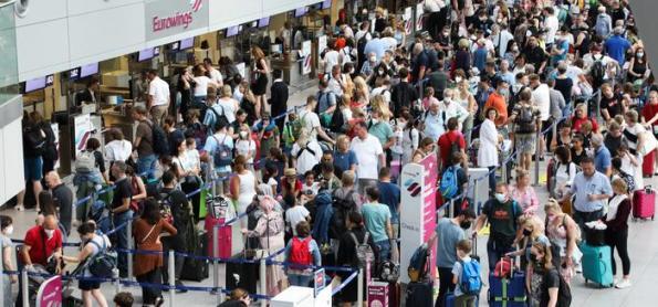Caos nos aeroportos europeus frustra passageiros