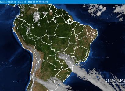 Nebulosidade sobre o Brasil às 4h40 BRT de 17/8/2022 (GOES 16)