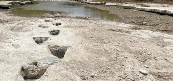 Seca no Texas revela pegadas de dinossauro