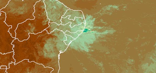 Chuva persistente provoca transtornos em Maceió e Recife
