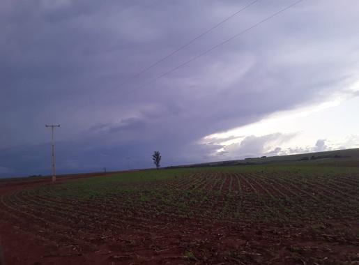 Outubro termina com temporais e o avanço de uma forte frente fria sobre o Brasil  (Foto: Atalaia, PR, por Rosemari Montanher)