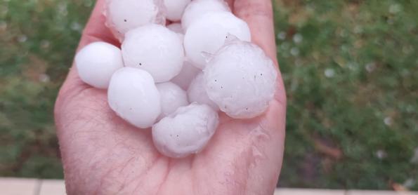Granizo, tempestade de areia e volume alto de chuva no Paraná 