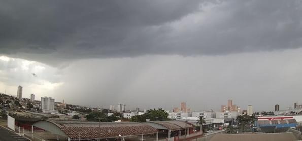 Brasil tem dia úmido e quente, com risco de chuva forte