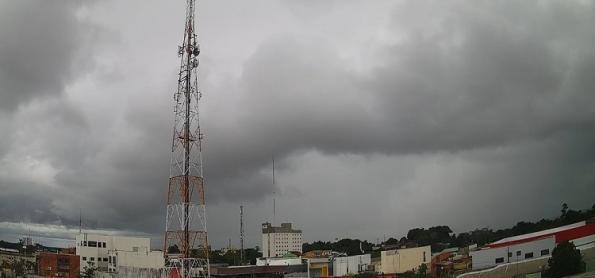 Fortes pancadas de chuva ocorrem em quase todo o Brasil