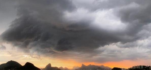RJ dividido em tempo firme e pancadas de chuva