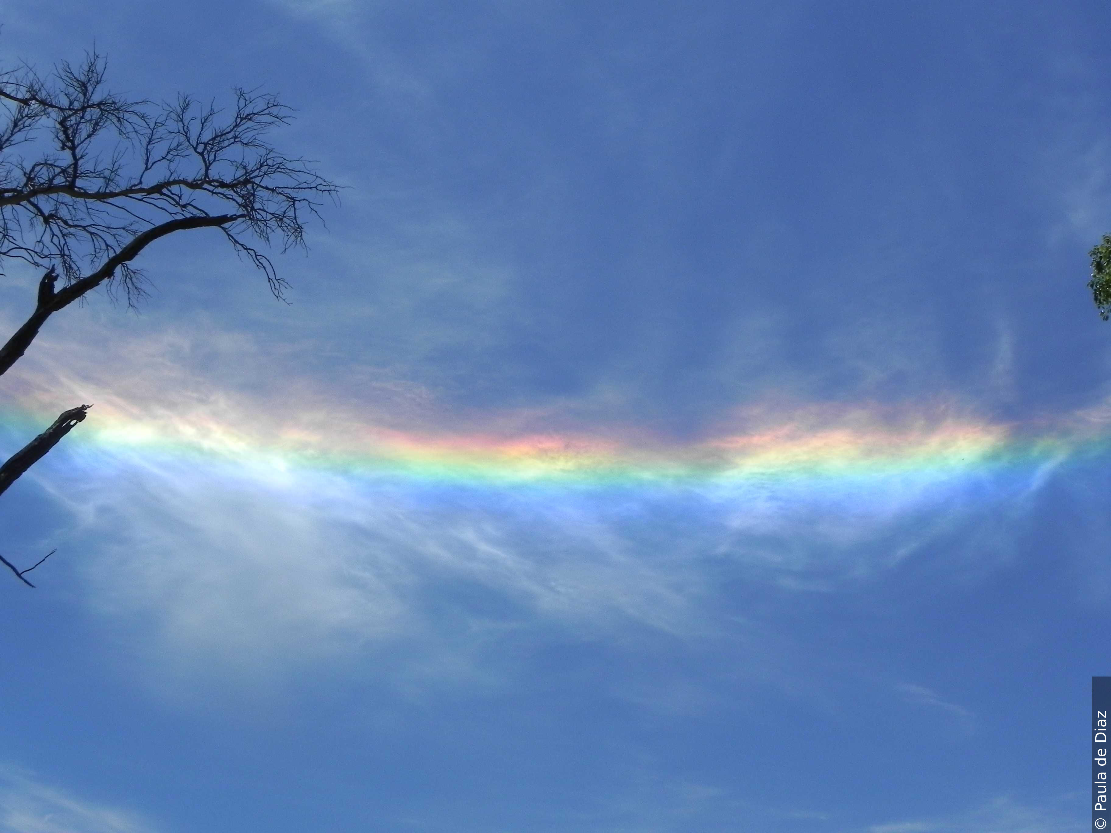 Fenômeno de nuvem de arco-íris de fogo é um fenômeno natural chamado  irisação ou iridescência