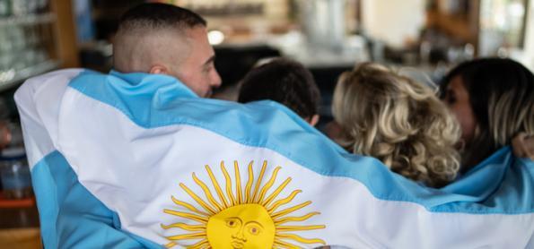 Seleção Argentina chega ao país com céu claro e a taça da Copa