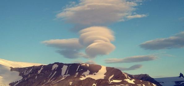 Nuvens lenticulares na noite antártica