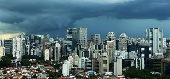 Semana começa quente e termina chuvosa em SP