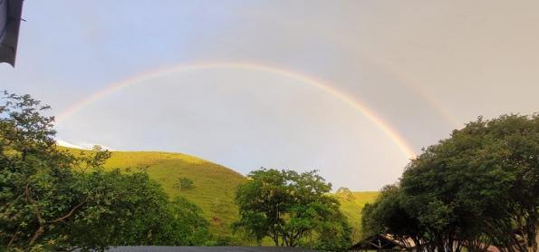 Colheita com arco íris na roça 