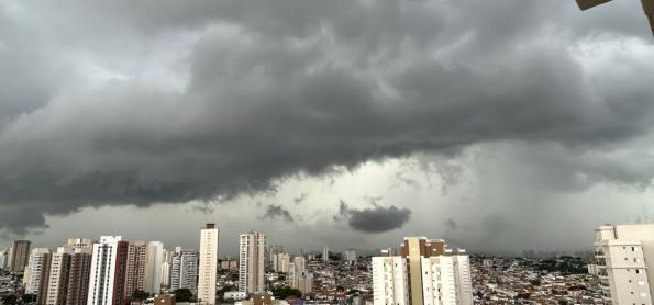 Calor e temporais de verão, com granizo no país