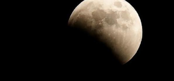 Cientistas descobrem água em esferas de vidro na Lua