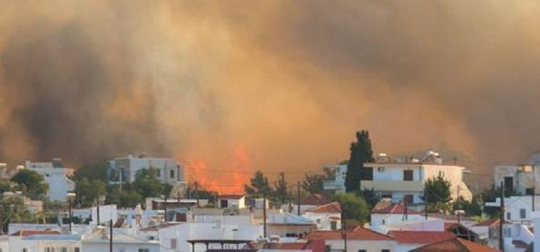 Incêndios florestais e calor extremo persistem na Grécia