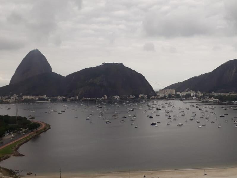 rio nublado.