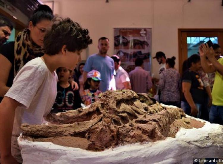 O Brasil tem 5 parques geológicos certificados pela Unesco. Na foto, visitante do geoparque de Quarta Colônia (RS). Foto - Leonardo Kerber