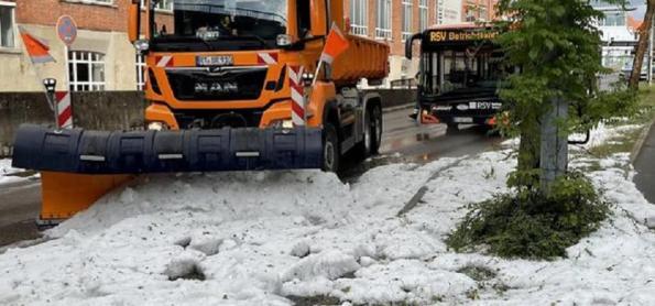 Cidade alemã usa limpa-neves em pleno verão