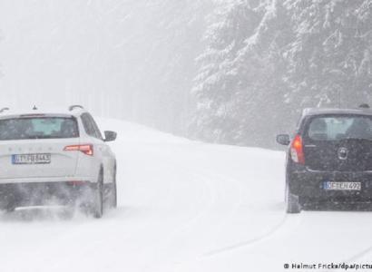Neve e gelo se tornaram obstáculos aos motoristas em estradas alemãs (Foto: Helmut Fricke/dpa/picture alliance)