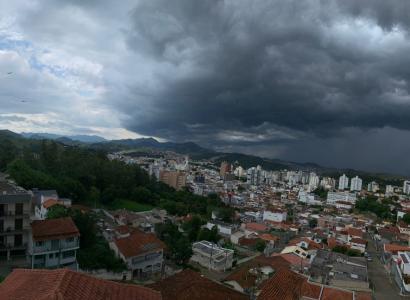 Frente fria leva chuva para o Espírito Santo e norte de Minas Gerais (Foto: Itajubá (MG), por Alana Gabriele)
