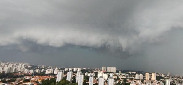Ventos passam de 90 km/h em SP, RJ e MG