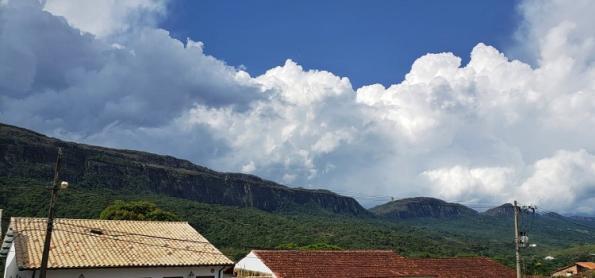 Muitas nuvens e pancadas de chuva em quase todo o Brasil