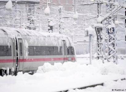 Trens não conseguiram chegar a Munique devido a nevasca (Foto: Matthias Schrader-AP-dpa)