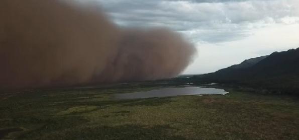 Impressionante tempestade de chuva e de poeira em MS