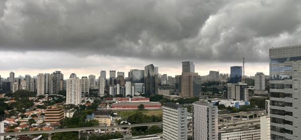 Ar abafado e risco de chuva forte no Brasil neste sábado