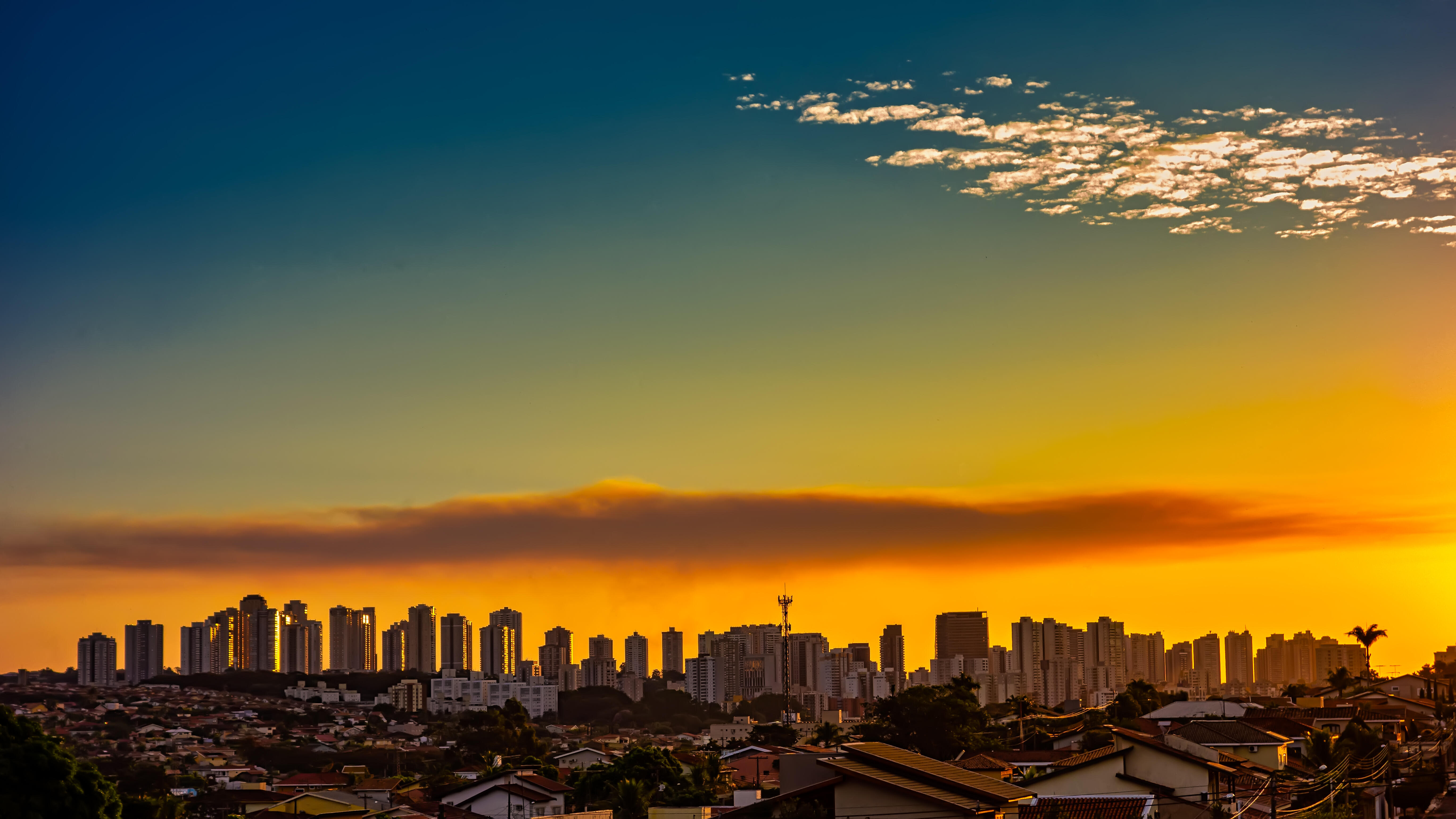 Sol e poucas nuvens em São Paulo.