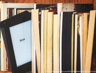 Livro digital ou impresso: o que é melhor para o planeta?(Foto: Michelangelo Oprandi-CHROMORANGE-picture alliance)