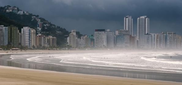Chegada de frente fria deixa o litoral de São Paulo em alerta