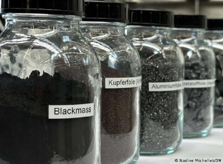 metais retirados de baterias para reciclagem - Nadine Michollek-DW