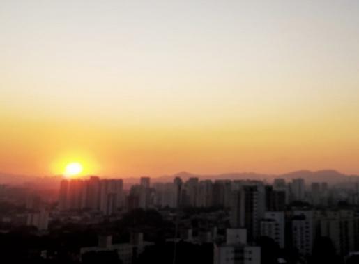 Entardecer com ar muito seco na cidade de São Paulo (Foto: André Carrieri)