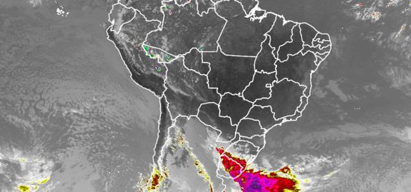 Ar seco e muito quente ainda predomina sobre o Brasil hoje