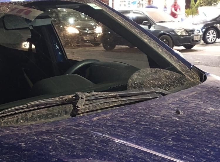 fuligem sobre carro em São Paulo depois da faxina feita pela chuva forte (foto: Pedro Gambassi 24/8/24)