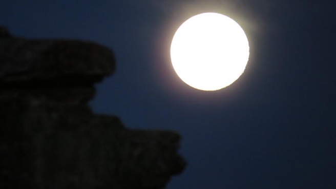 Lua gigante no fim de tarde do dia 30 de junho em São Thomé das Letras...