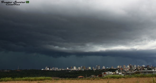 Após tempestades, Cascavel é tomada pela neblina durante madrugada