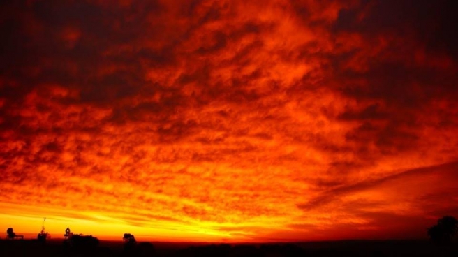 Pôr do sol lindo, com céu vermelho no dia 28 de agosto na montanha das Letras