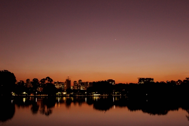 Pôr do sol com reflexo no lago - Parque Ibirapuera