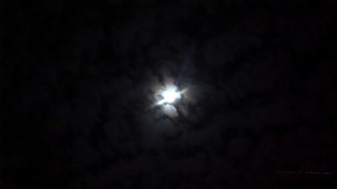 Lua com algumas nuvens
